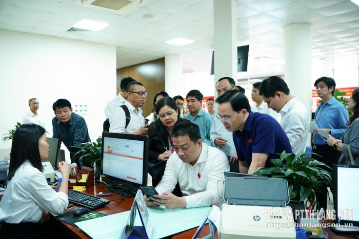 Đoàn tiến hành khảo sát, trải nghiệm tại Trung tâm Phục vụ hành chính công tỉnh