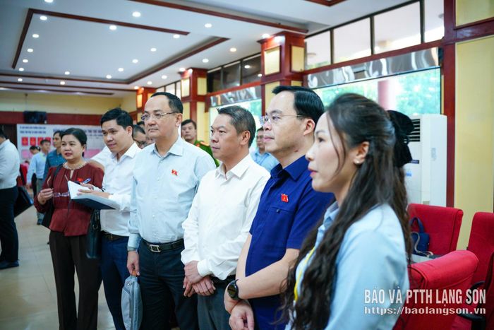 Đoàn tiến hành khảo sát, trải nghiệm tại Trung tâm Phục vụ hành chính công phường Đông Kinh