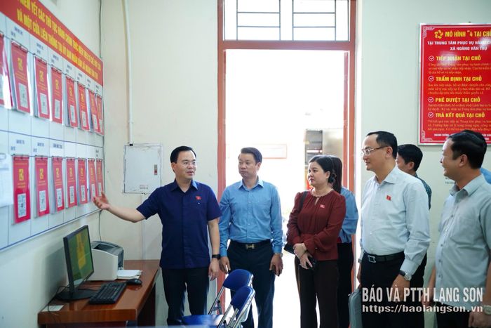 Đoàn tiến hành khảo sát tại Trung tâm Phục vụ hành chính công xã Hoàng Văn Thụ
