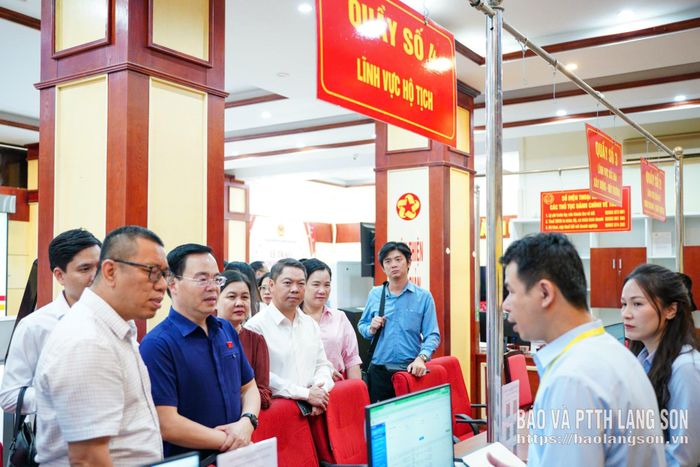 Đoàn tiến hành khảo sát, trải nghiệm tại Trung tâm Phục vụ hành chính công phường Đông Kinh