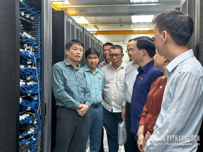 Đoàn giám sát làm việc tại Trung tâm Tích hợp dữ liệu tỉnh