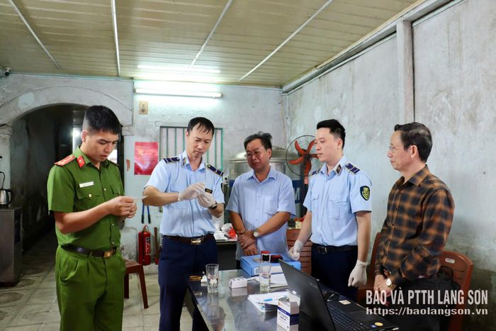 Thành viên đoàn kiểm tra lấy mẫu kiểm nghiệm hàm lượng Methanol tại Xí nghiệp rượu Mẫu Sơn