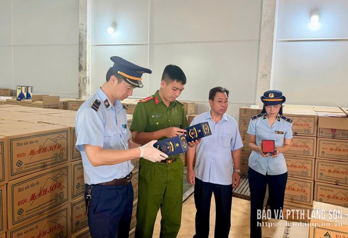 Lực lượng chức năng kiểm tra sản phẩm được bảo quản tại kho hàng của Xí nghiệp rượu Mẫu Sơn