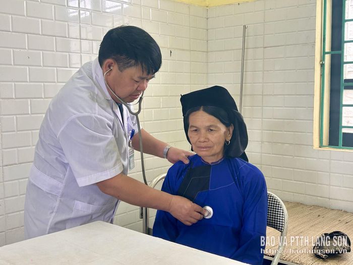 Người dân xã Chiến Thắng khám bệnh tại Trạm Y tế xã