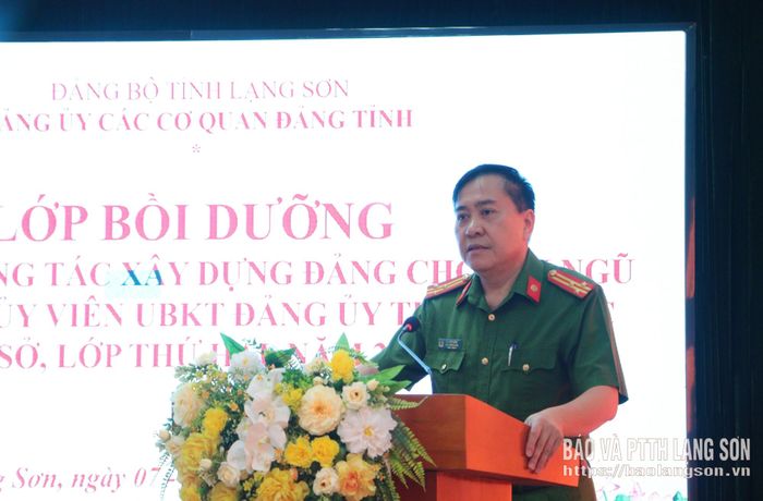 Báo cáo viên truyền đạt chuyên đề tại lớp bồi dưỡng