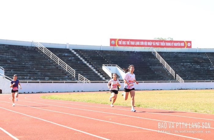 Các VĐV thi đấu nội dung chạy cự li 400m nữ môn điền kinh