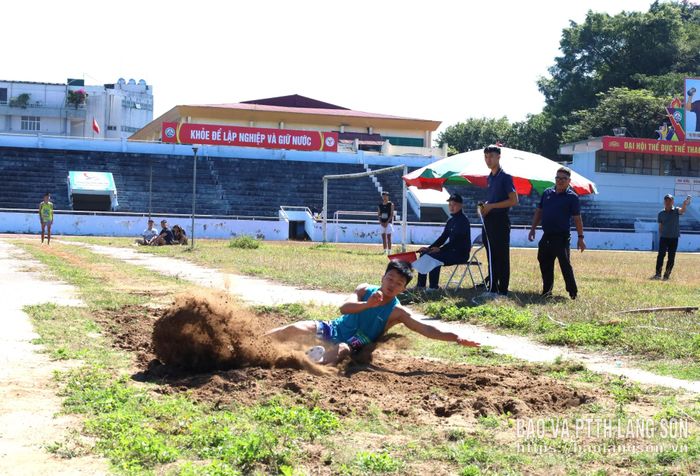 VĐV thi đấu nội dung nhảy xa nam môn điền kinh