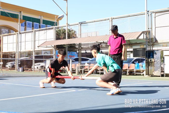 Các VĐV thi đấu môn đẩy gậy trong khuôn khổ đại hội