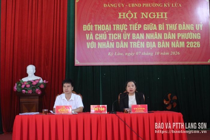 Lãnh đạo Đảng ủy, UBND phường lắng nghe ý kiến của người dân tại hội nghị đối thoại