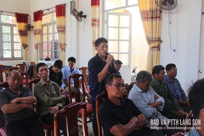 Người dân phát biểu ý kiến tại hội nghị đối thoại 