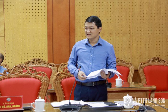 Giám đốc Sở Nội vụ trình bày dự thảo nghị quyết 