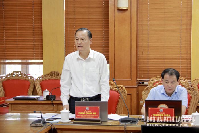 Đồng chí Phùng Quang Hội, Ủy viên Ban Thường vụ Tỉnh ủy, Bí thư Đảng ủy, Chủ tịch HĐND phường Đông Kinh, Ủy viên Ban Văn hóa - Xã hội HĐND tỉnh phát biểu tại cuộc họp