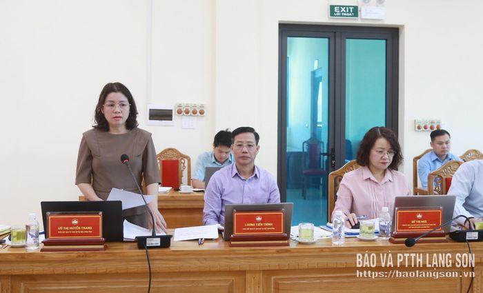 Phó Chủ tịch, Chánh Văn phòng cơ quan Ủy ban MTTQ Việt Nam tỉnh thảo luận tại cuộc họp