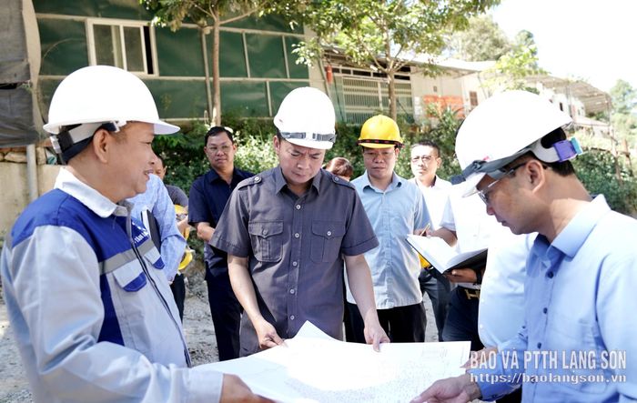 Đồng chí Phó Chủ tịch Thường trực UBND tỉnh kiểm tra phương án khai thác tại mỏ đá vôi Lũng Vặm (xã Na Sầm)