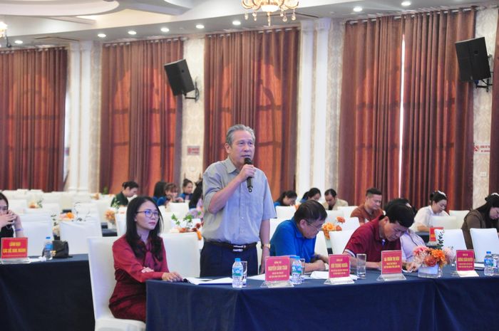Lãnh đạo Hiệp hội Doanh nghiệp tỉnh báo cáo các nội dung chương trình lễ tôn vinh tại buổi tổng duyệt