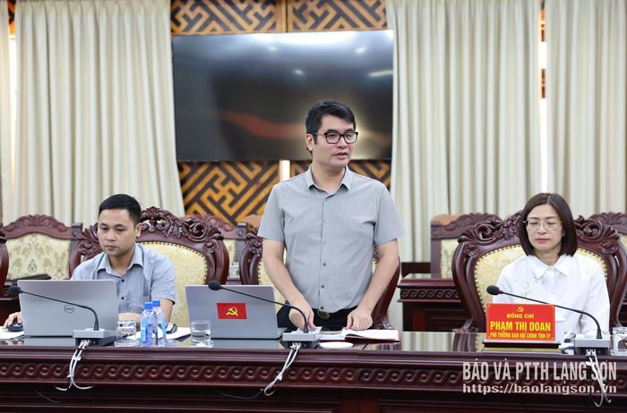 Lãnh đạo Phòng Theo dõi công tác nội chính và Cải cách tư pháp, Ban Nội chính Tỉnh ủy phát biểu tại buổi làm việc