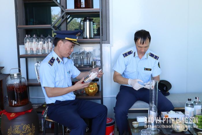 Cán bộ Đội QLTT số 1 lấy mẫu kiểm nghiệm các chỉ tiêu an toàn thực phẩm của sản phẩm rượu