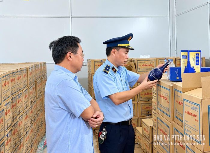 Cán bộ Đội QLTT số 1 kiểm tra việc ghi nhãn hàng hóa sản phẩm rượu của Xí nghiệp Rượu Mẫu Sơn tại phường Kỳ Lừa