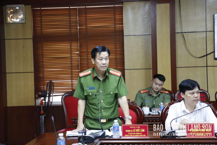 Trưởng Công an phường Đông Kinh nêu một số đề xuất tại cuộc họp