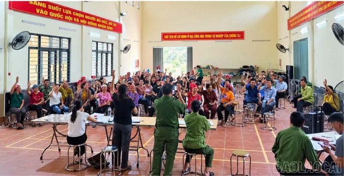 Người dân tham gia bình xét hộ nghèo, hộ cận nghèo tại cộng đồng dân cư.