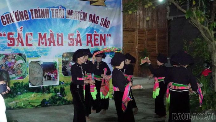  Đội bảo tồn văn hóa Thái biểu diễn các tiết mục văn nghệ đặc sắc phục vụ du khách. 