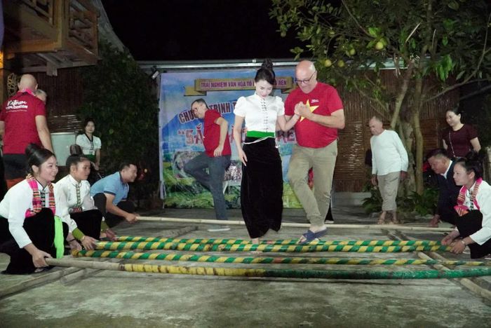 Du khách hào hứng tham gia nhảy sạp.