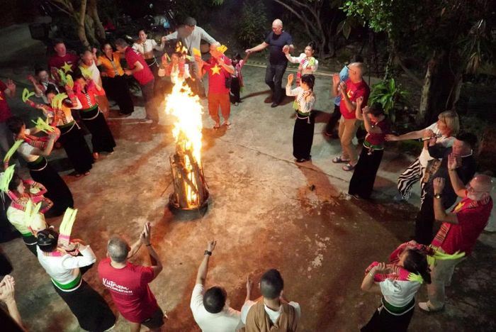 Du khách cùng đồng bào Thái múa Xòe hòa mình vào không gian văn hóa cộng đồng đặc trưng của vùng Mường Lò.