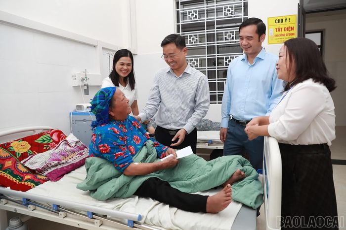 Lãnh đạo xã Bắc Hà thăm hỏi bệnh nhân tại cơ sở mới.