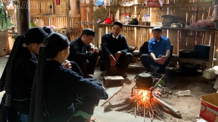 Các đảng viên tuyên truyền, vận động Nhân dân xóa bỏ hủ tục, bảo tồn các giá trị văn hóa tốt đẹp.
