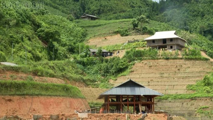 Những nếp nhà mới khang trang ở thôn Nậm Khánh, xã Bản Liền.