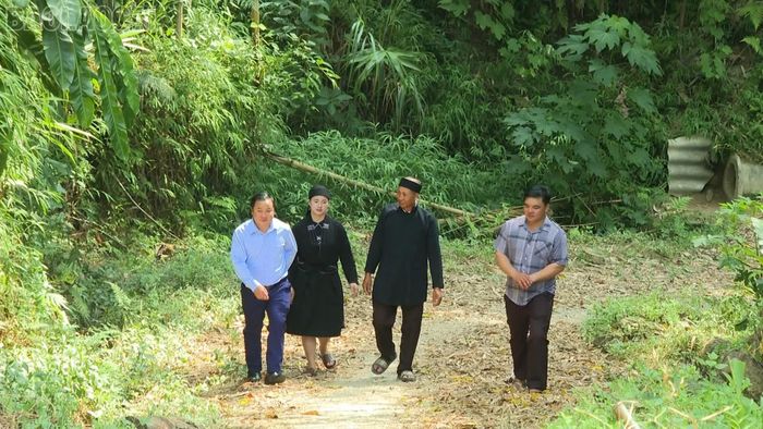 Các đảng viên gương mẫu đi đầu ở Nậm Khánh.