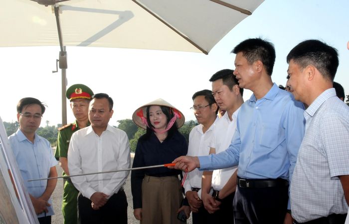 Phó Bí thư Tỉnh ủy, Chủ tịch Ủy ban MTTQ Việt Nam tỉnh Nguyễn Thế Phước yêu cầu đẩy nhanh tiến độ giải phóng mặt bằng theo phương châm “làm việc gì dứt điểm việc đấy, vướng ở đâu tháo gỡ ở đó”.