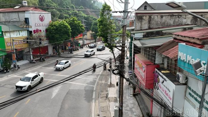 Nhiều đường dây điện, cáp viễn thông đi nổi, giao cắt qua đường, ảnh hưởng đến không gian đô thị.