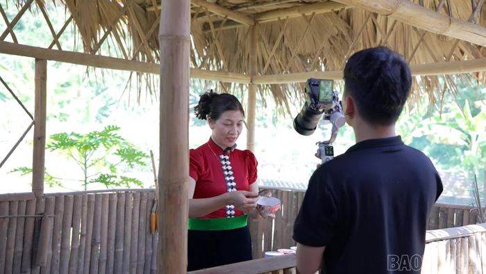 Chị Đinh Thị Oanh xây dựng nội dung cho kênh bán hàng, từng bước đưa sản phẩm truyền thống của người Thái lên không gian số.