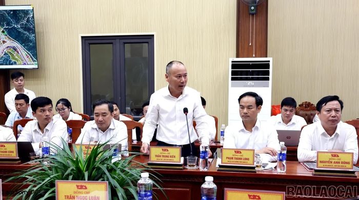 Đồng chí Trần Trung Kiên - Chủ tịch UBND xã Bảo Hà phát biểu bổ sung một số nội dung theo yêu cầu của Đoàn công tác.