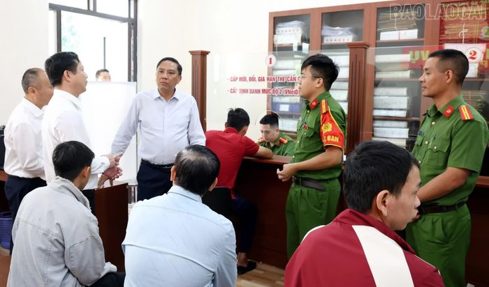 Đồng chí Hoàng Giang - Phó Bí thư Thường trực Tỉnh ủy, Chủ tịch HĐND tỉnh thăm bộ phận tiếp nhận và trả kết quả thủ tục hành chính của Công an xã Bảo Hà.