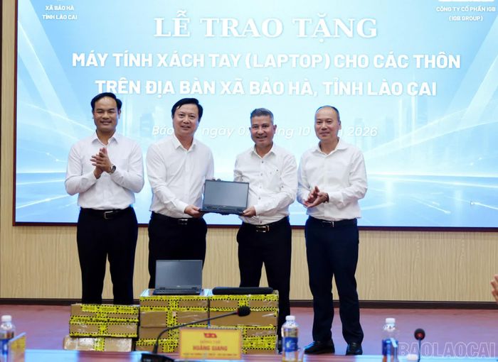 Công ty Cổ phần IBG tặng máy vi tính hỗ trợ xã Bảo Hà trong công tác chuyên môn và triển khai chuyển đổi số.