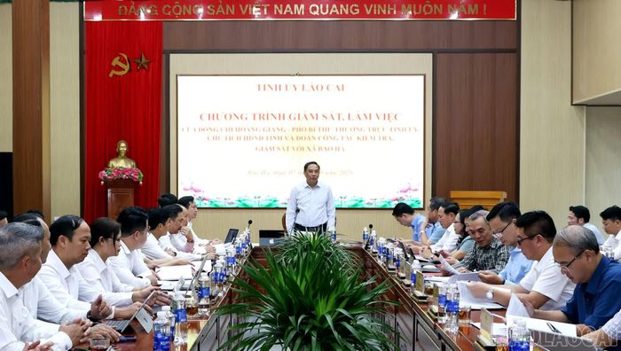 Đồng chí Hoàng Giang - Phó Bí thư Thường trực Tỉnh ủy, Chủ tịch HĐND tỉnh ghi nhận những nỗ lực của Đảng bộ, chính quyền và Nhân dân xã Bảo Hà.