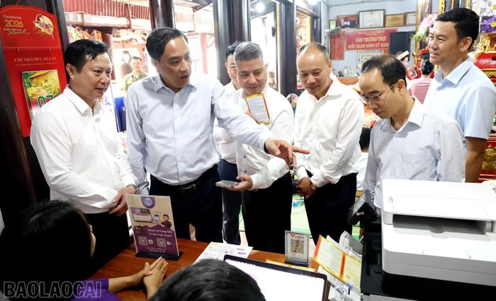 Đồng chí Hoàng Giang và đoàn công tác kiểm tra thực tế việc vận hành các hạng mục thuộc Đề án số hóa toàn diện đền Bảo Hà.