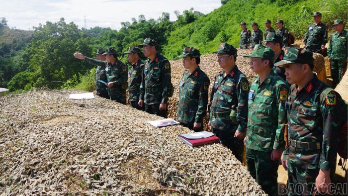 Thủ trưởng Bộ CHQS tỉnh triển khai nhiệm vụ cho các cơ quan, đơn vị tại khu căn cứ chiến đấu giả định.