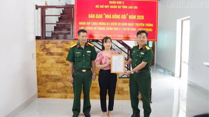 Thay mặt Thủ trưởng Bộ CHQS tỉnh, Đại tá Hoàng Văn Chung - Phó Chủ nhiệm chính trị Bộ CHQS tỉnh trao quyết định hỗ trợ kinh phí xây dựng “Nhà đồng đội” cho quân nhân Trần Bá Lâm.