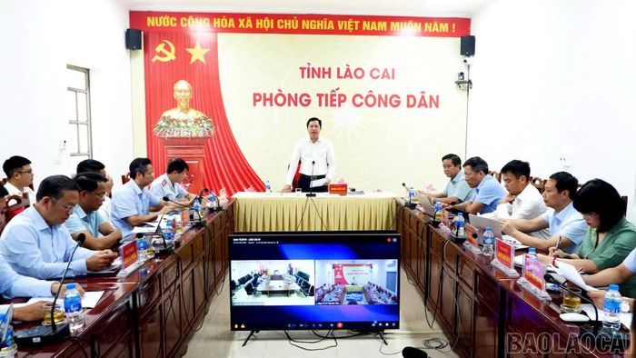 Đồng chí Dương Quốc Huy - Ủy viên Ban Chấp hành Trung ương Đảng, Bí thư Tỉnh ủy Lào Cai trực tiếp xem xét, lắng nghe ý kiến của công dân.