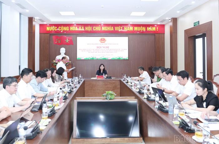 Quang cảnh hội nghị trao đổi, cung cấp thông tin về tình hình kinh tế - xã hội, quốc phòng - an ninh và các đề xuất, kiến nghị gửi đến Kỳ họp thứ 2, Quốc hội khóa XVI.