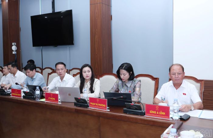 Đại biểu dự hội nghị trao đổi, cung cấp thông tin về tình hình kinh tế - xã hội, quốc phòng - an ninh và các đề xuất, kiến nghị gửi đến Kỳ họp thứ 2, Quốc hội khóa XVI.