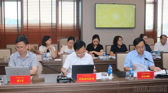 Các đại biểu thảo luận về dự thảo nghị quyết của HĐND tỉnh quy định chính sách thu hút, đãi ngộ, hỗ trợ đào tạo nguồn nhân lực trên địa bàn tỉnh giai đoạn 2026 - 2030.