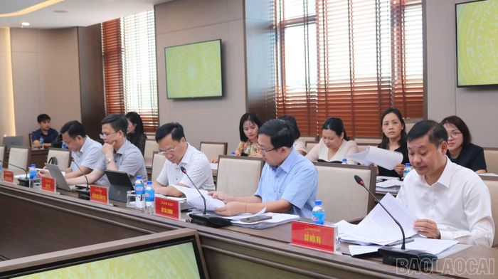 Các đại biểu tham gia cuộc họp thảo luận dự thảo nghị quyết của HĐND tỉnh quy định chính sách thu hút, đãi ngộ, hỗ trợ đào tạo nguồn nhân lực trên địa bàn tỉnh giai đoạn 2026 - 2030.