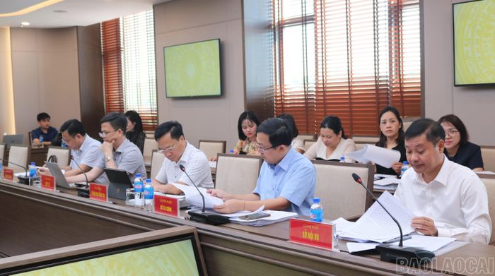 Các đại biểu tham gia cuộc họp thảo luận dự thảo nghị quyết của HĐND tỉnh quy định chính sách thu hút, đãi ngộ, hỗ trợ đào tạo nguồn nhân lực trên địa bàn tỉnh giai đoạn 2026 - 2030.