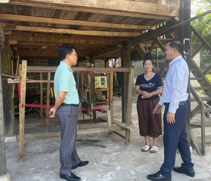 Đồng chí Đinh Anh Tuấn - Phó Chủ tịch UBND phường Nghĩa Lộ trao đổi với chủ homestay về nội dung trải nghiệm văn hóa dành cho du khách.
