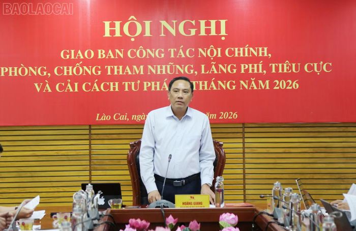 Đồng chí Hoàng Giang - Phó Bí thư Thường trực Tỉnh ủy, Chủ tịch HĐND tỉnh phát biểu kết luận hội nghị.