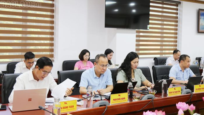 Các đồng chí lãnh đạo tỉnh và đại biểu dự hội nghị giao ban công tác nội chính.